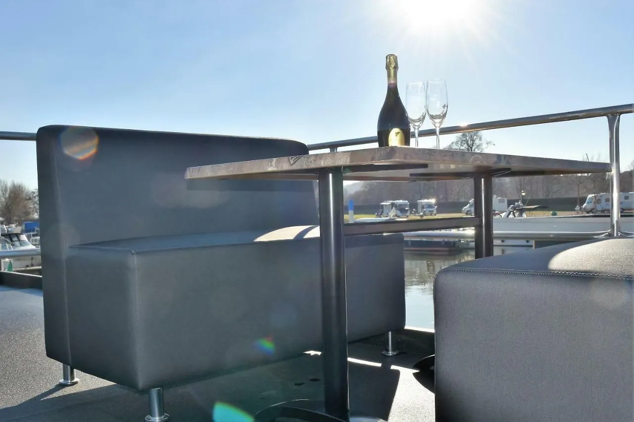 Cozy floating boatlodge Het Vrijthof Maastricht Vakantiehuis
